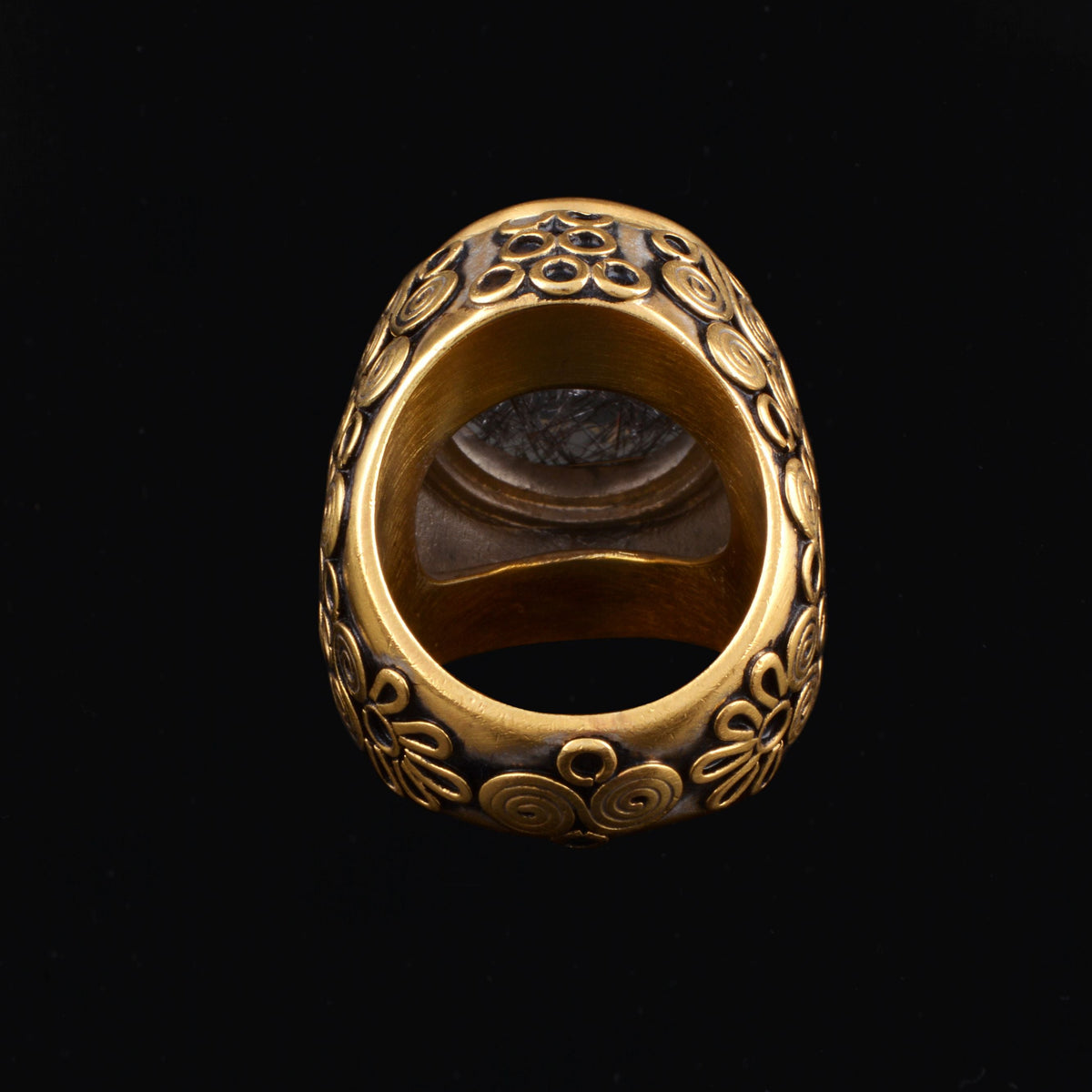 Anillo artesanal hecho a mano con plata de ley, baño de oro mateado y cuarzo ahumado rutilado facetado. Tamaño 19 Medidas rutilo 20 mm x 15 mm Peso 30 g Ring hand made with gold plated silver and smoky rutile. Lula Máiz