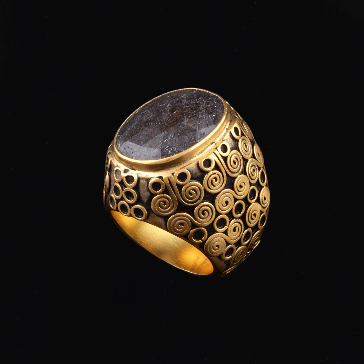 Anillo artesanal hecho a mano con plata de ley, baño de oro mateado y cuarzo ahumado rutilado facetado. Tamaño 19 Medidas rutilo 20 mm x 15 mm Peso 30 g Ring hand made with gold plated silver and smoky rutile. Lula Máiz