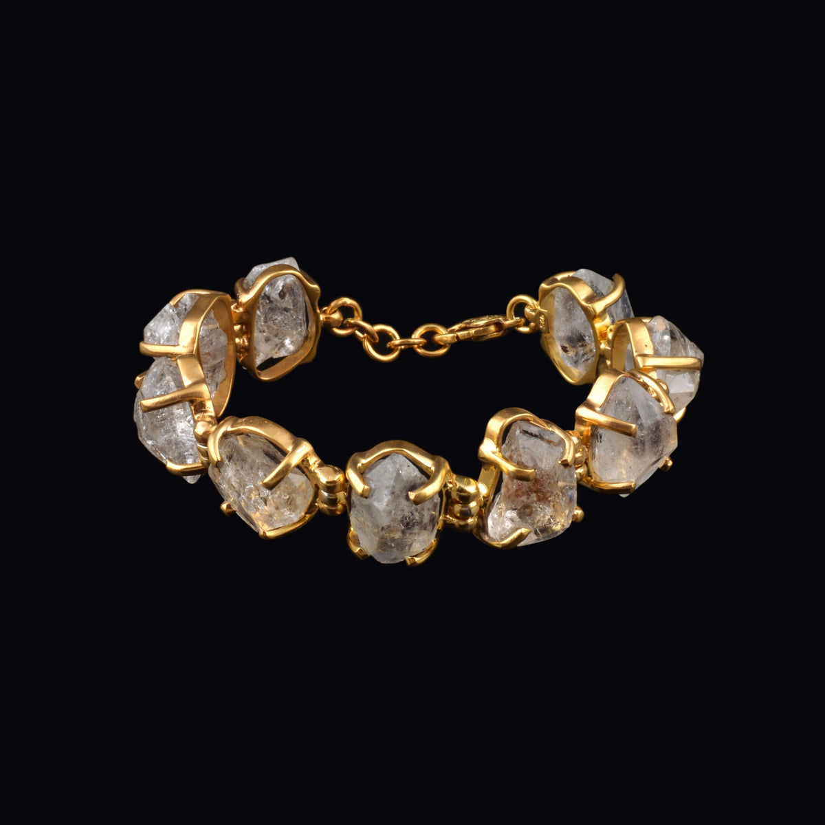 Pulsera artesanal hecha a mano con plata de ley, baño de oro mateado y cuarzo diamante Herkimer. Este cuarzo de doble punta encontrado en el condado de Herkimer ( Nueva York) tiene gran transparencia y brillo, de ahí su nombre. Cierre de mosquetón. Longitud de 17 cm a 19´5 cm ( dependiendo de la anilla que se use ) Peso 49 gr.Bracelet hand made with gold plated silver and Herkimer diamond. Lula Máiz
