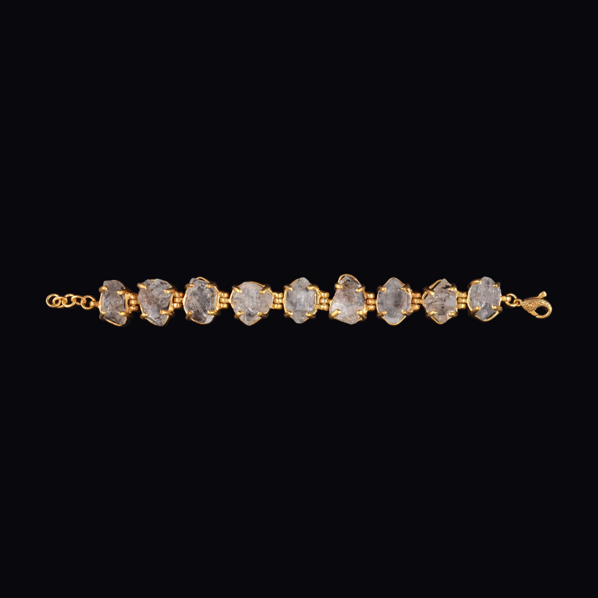 Pulsera artesanal hecha a mano con plata de ley, baño de oro mateado y cuarzo diamante Herkimer. Este cuarzo de doble punta encontrado en el condado de Herkimer ( Nueva York) tiene gran transparencia y brillo, de ahí su nombre. Cierre de mosquetón. Longitud de 17 cm a 19´5 cm ( dependiendo de la anilla que se use ) Peso 49 gr.Bracelet hand made with gold plated silver and Herkimer diamond. Lula Máiz