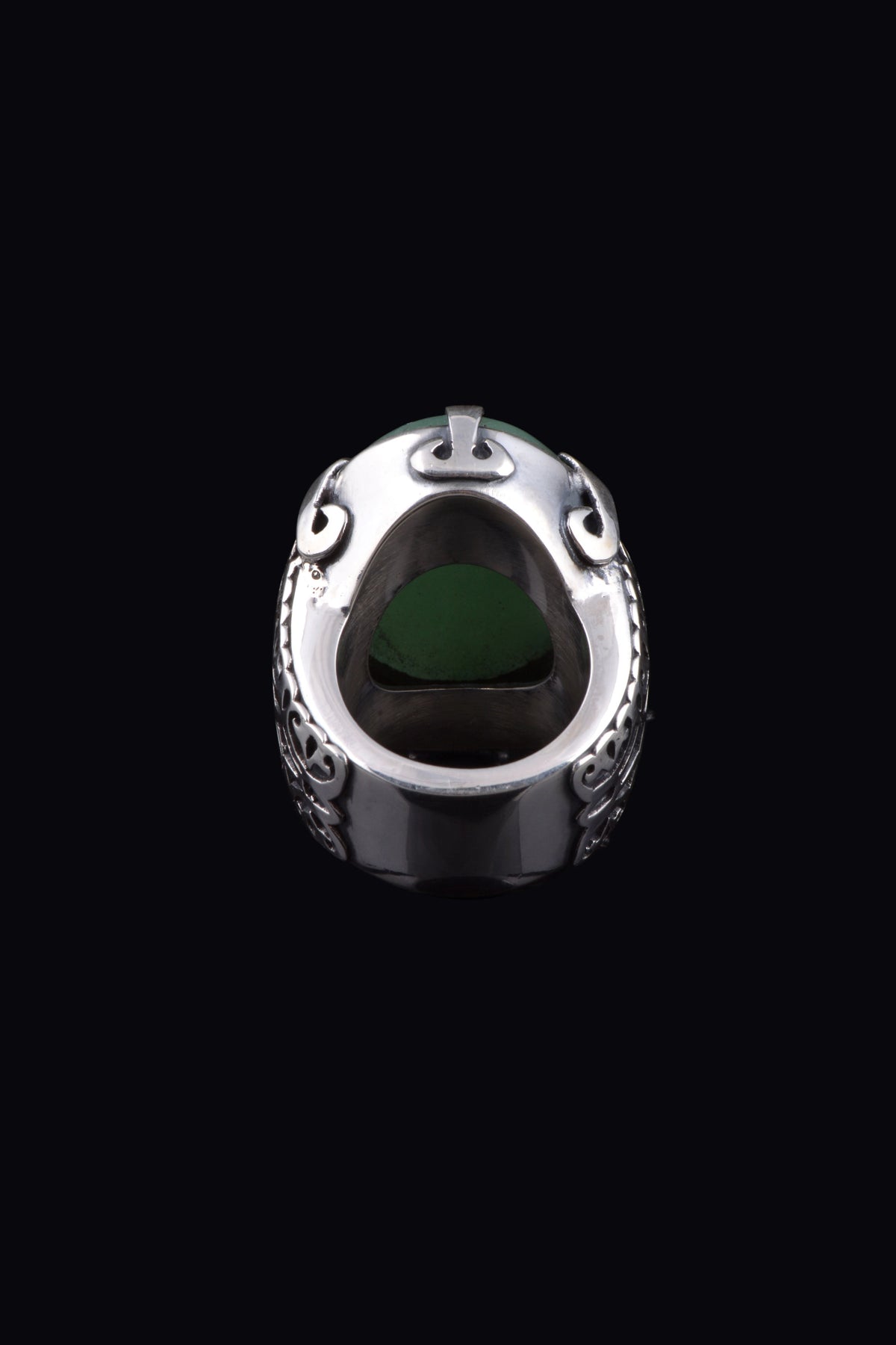 Anillo artesanal hecho a mano con plata de ley y gran cabujón de aventurina. Medidas aventurina 3 cm x 2´4 cm Peso 38 gr. Tamaño 17 Ring hand made with sterling silver and big aventurine cabochon. Lula Máiz