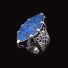 Anillo artesanal hecho a mano con plata de ley y lapislázuli. Tamaño 17 Medidas lapislázuli 4 cm x 2 cm Peso 34 g Ring hand made with sterling silver and lapislazuli. Lula Máiz