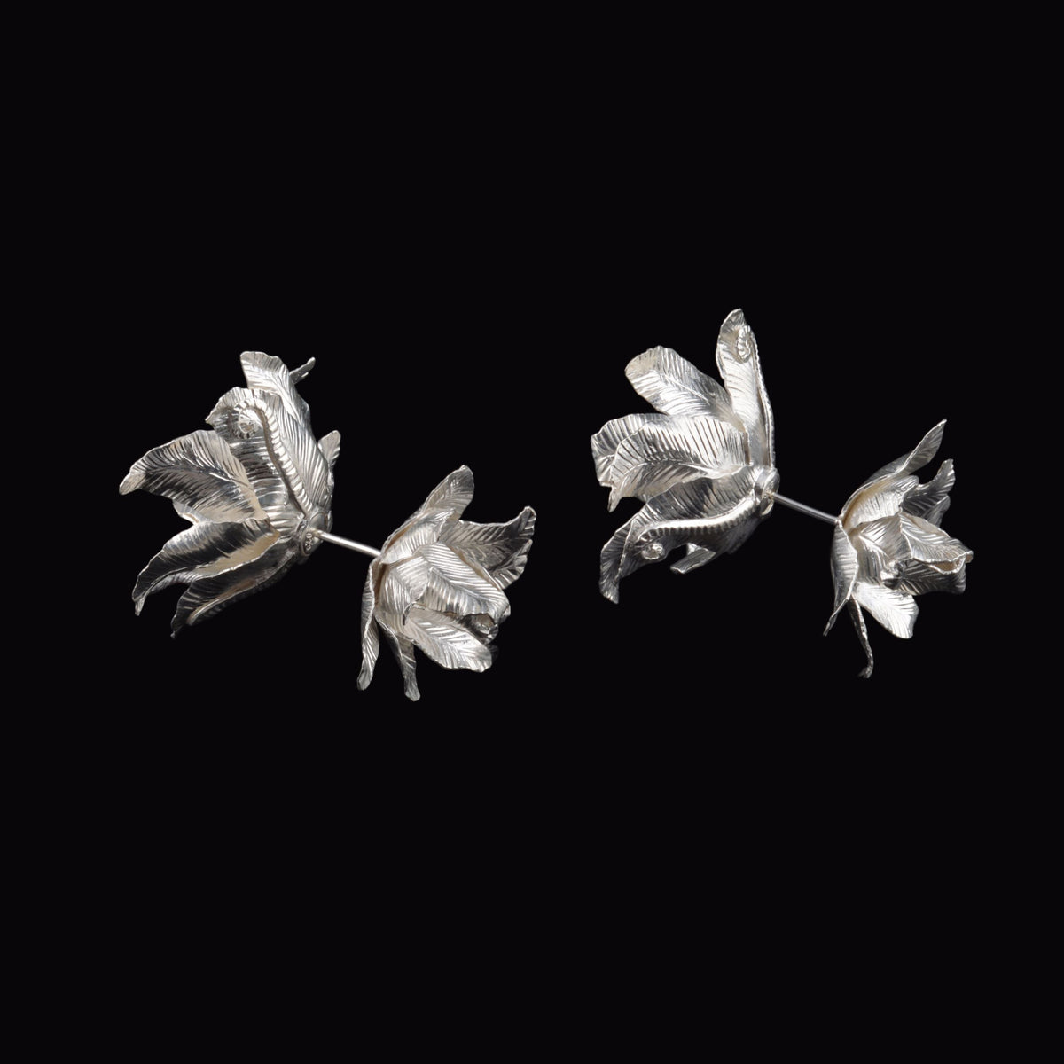 Pendientes artesanales hechos a mano con plata de ley, en forma de rosa. Diámetro rosa pequeña 2´5 cm Diámetro rosa grande 3´5 cm Peso 25 gr  Earrings hand made with sterling silver. Lula Máiz