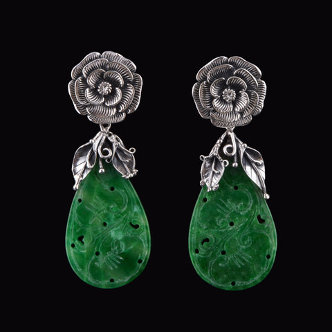 Pendientes artesanales hechos a mano con plata de ley y jade. El cierre es de tipo omega lo que asegura una gran sujeción Longitud 7 cm Ancho máximo 2,5 cm Peso 30 gr Earrrings hand made with sterling silver and jade. Lula Máiz