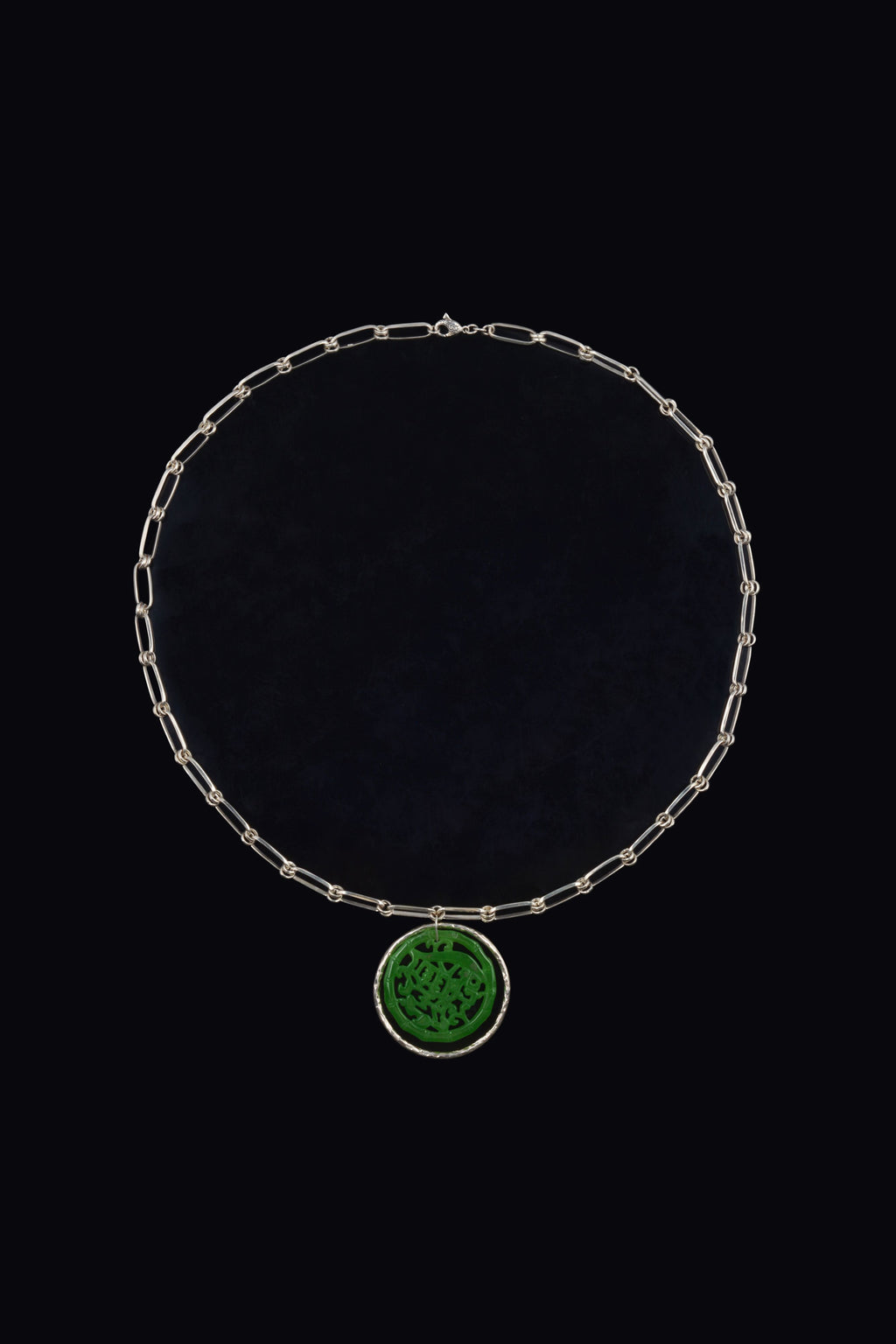 Colgante artesanal hecho a mano con plata martele y jade , montado en cadena de eslabones de plata de ley y cierre de mosquetón. Diámetro colgante jade 4´5 cm Longitud cadena 80 cm Peso 76 gr. Handcrafted pendant made with silver and carved jade. Lula Máiz