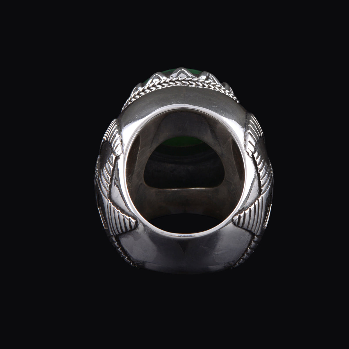 Anillo artesanal hecho a mano con plata de ley y jade. Tamaño 17 Diámetro jade 20 mm Peso 35 gr Handcrafted silver ring with jade. Lula Máiz