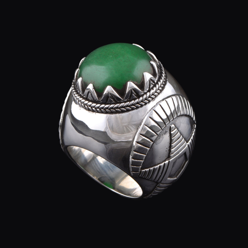 Anillo artesanal hecho a mano con plata de ley y jade. Tamaño 17 Diámetro jade 20 mm Peso 35 gr Handcrafted silver ring with jade. Lula Máiz