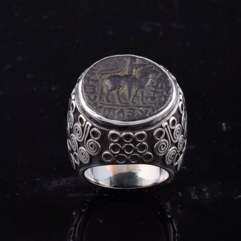 Anillo artesanal hecho a mano con plata de ley y moneda antigua del imperio Kushan. Tamaño 15 Diámetro moneda 2 cm Peso 36 g Ring hand made with sterling silver and old coin from Kushan Empire. Lula Máiz