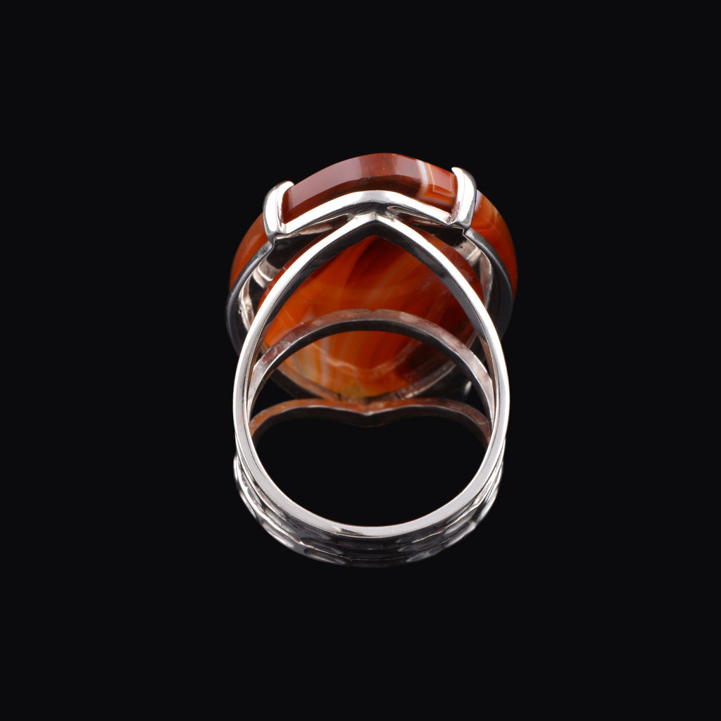 Anillo artesanal hecho a mano con plata de ley y agata rayada. Tamaño 22 Medidas ágata 4 cm x 2´5 cm Peso 17 g Ring hand made with sterling silver and striped agate. Lula Máiz