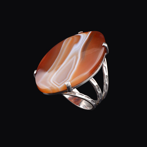 Anillo artesanal hecho a mano con plata de ley y agata rayada. Tamaño 22 Medidas ágata 4 cm x 2´5 cm Peso 17 g Ring hand made with sterling silver and striped agate. Lula Máiz