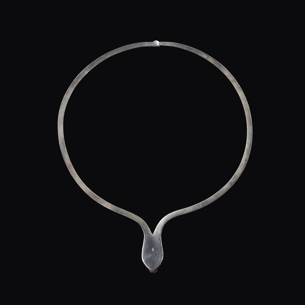 Collar artesanal hecho a mano con plata de ley y topacio azul, y forma de dragón. La pureza de la plata hace que sea muy maleable y se pueda adaptar fácilmente al cuello. Contorno interior 47 cm Peso 35 g. Necklace hand made with sterling silver and blue topaz in the shape of a dragon. Lula Máiz