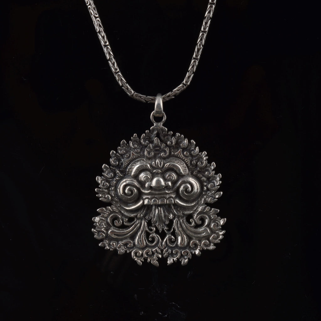 Colgante artesanal hecho a mano con plata de ley representando a Barong, criatura mítica de la isla de Bali, rey de los espíritus del bien, que adopta forma de animal como protector del bosque. Medidas 5 cm x 4 cm Largo cadena 45 cm Peso colgante 19 g Peso cadena 14 g Handcrafted silver pendant. Lula Máiz