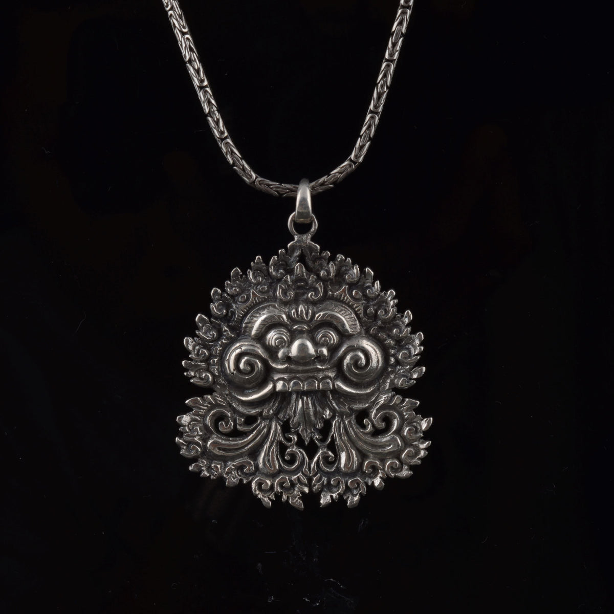 Colgante artesanal hecho a mano con plata de ley representando a Barong, criatura mítica de la isla de Bali, rey de los espíritus del bien, que adopta forma de animal como protector del bosque. Medidas 5 cm x 4 cm Largo cadena 45 cm Peso colgante 19 g Peso cadena 14 g Handcrafted silver pendant. Lula Máiz
