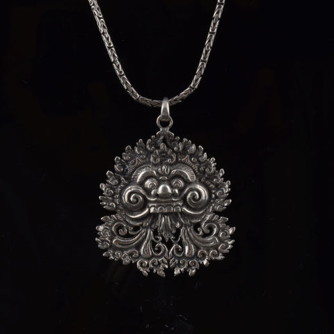 Colgante artesanal hecho a mano con plata de ley representando a Barong, criatura mítica de la isla de Bali, rey de los espíritus del bien, que adopta forma de animal como protector del bosque. Medidas 5 cm x 4 cm Largo cadena 45 cm Peso colgante 19 g Peso cadena 14 g Handcrafted silver pendant. Lula Máiz