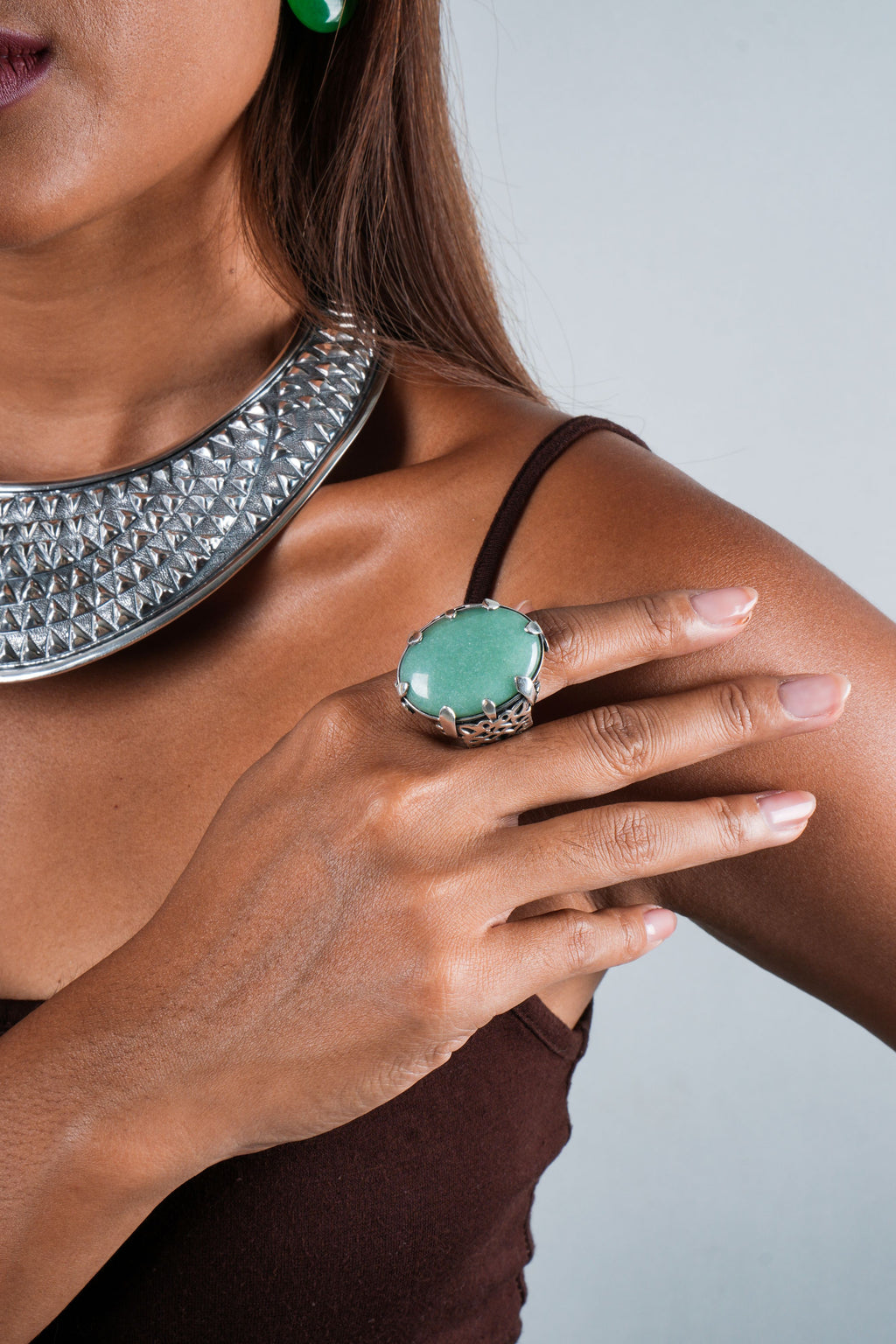 Anillo artesanal hecho a mano con plata de ley y gran cabujón de aventurina. Medidas aventurina 3 cm x 2´4 cm Peso 38 gr. Tamaño 17 Ring hand made with sterling silver and big aventurine cabochon. Lula Máiz