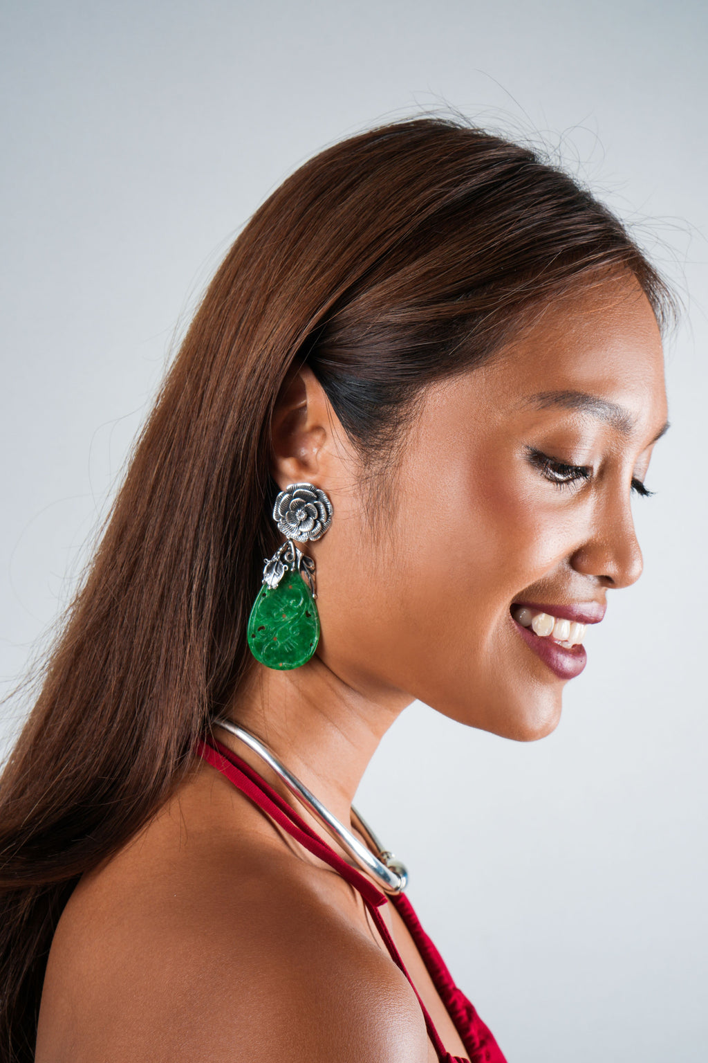 Pendientes artesanales hechos a mano con plata de ley y jade. El cierre es de tipo omega lo que asegura una gran sujeción Longitud 7 cm Ancho máximo 2,5 cm Peso 30 gr Earrrings hand made with sterling silver and jade. Lula Máiz