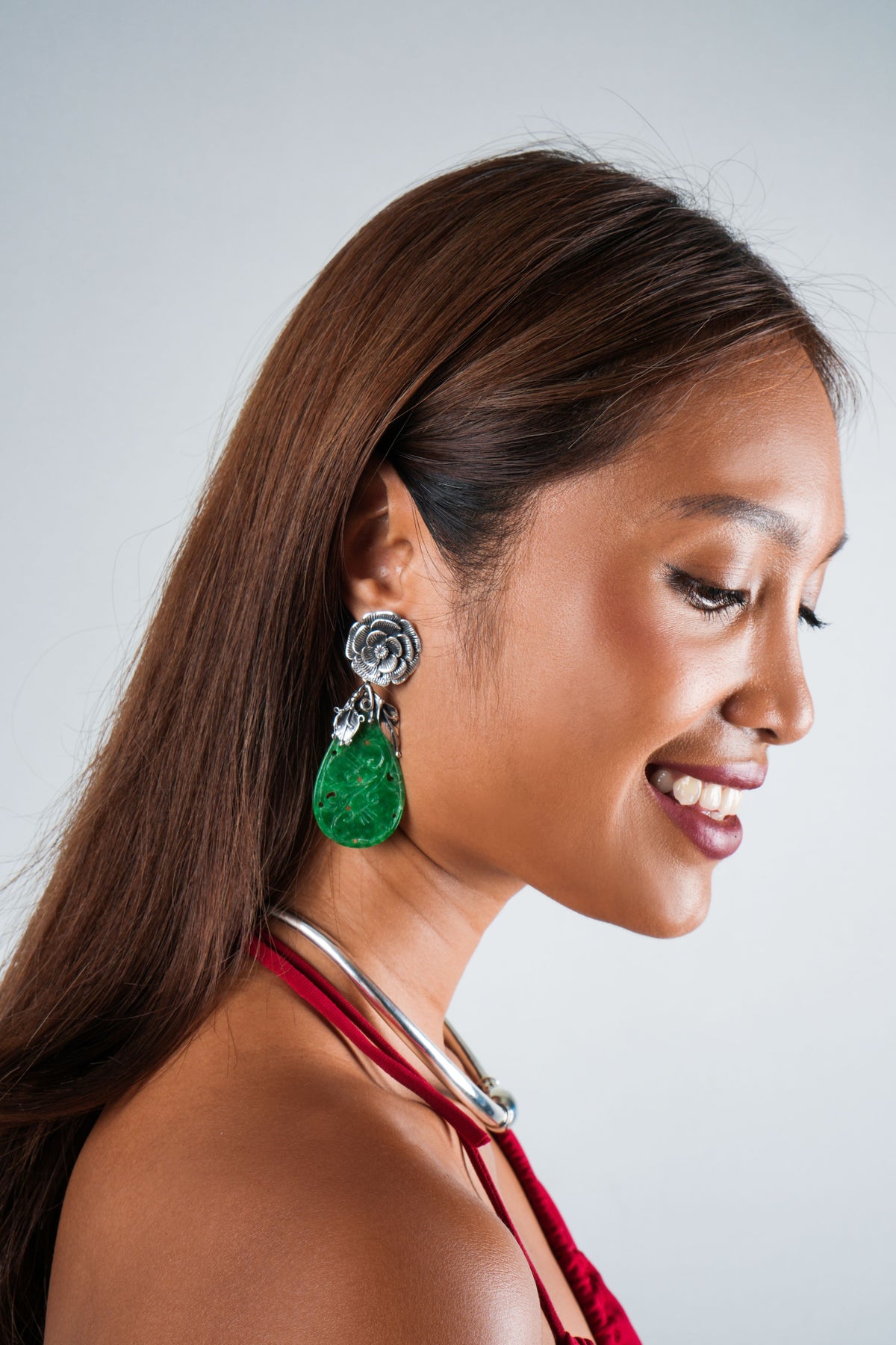 Pendientes artesanales hechos a mano con plata de ley y jade. El cierre es de tipo omega lo que asegura una gran sujeción Longitud 7 cm Ancho máximo 2,5 cm Peso 30 gr Earrrings hand made with sterling silver and jade. Lula Máiz