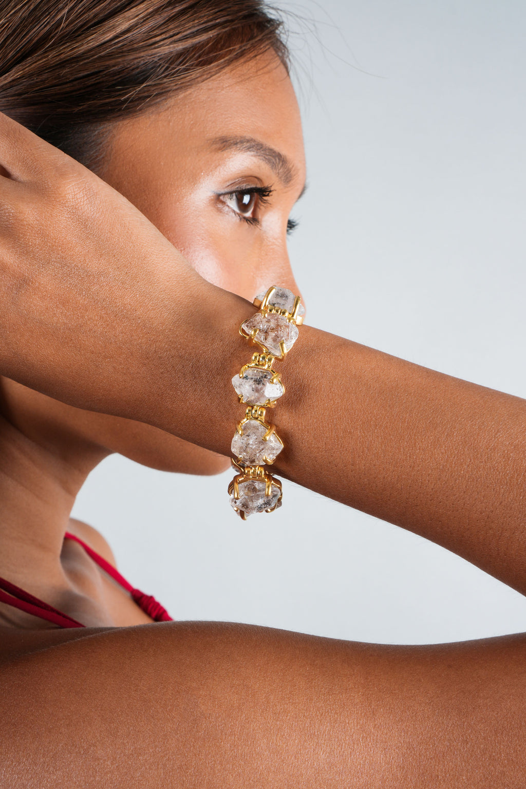 Pulsera artesanal hecha a mano con plata de ley, baño de oro mateado y cuarzo diamante Herkimer. Este cuarzo de doble punta encontrado en el condado de Herkimer ( Nueva York) tiene gran transparencia y brillo, de ahí su nombre. Cierre de mosquetón. Longitud de 17 cm a 19´5 cm ( dependiendo de la anilla que se use ) Peso 49 gr.Bracelet hand made with gold plated silver and Herkimer diamond. Lula Máiz