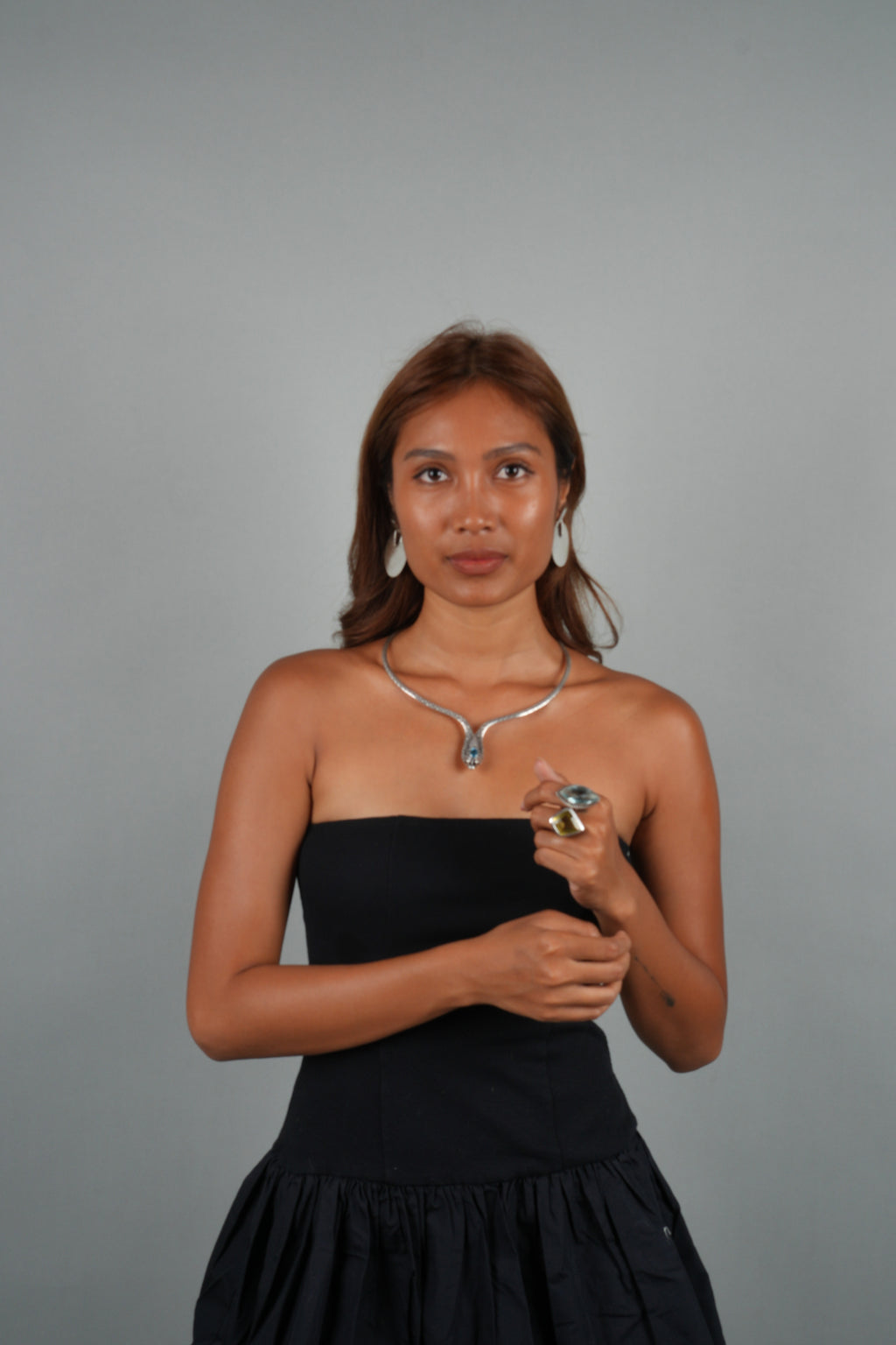 Collar artesanal hecho a mano con plata de ley y topacio azul, y forma de dragón. La pureza de la plata hace que sea muy maleable y se pueda adaptar fácilmente al cuello. Contorno interior 47 cm Peso 35 g. Necklace hand made with sterling silver and blue topaz in the shape of a dragon. Lula Máiz