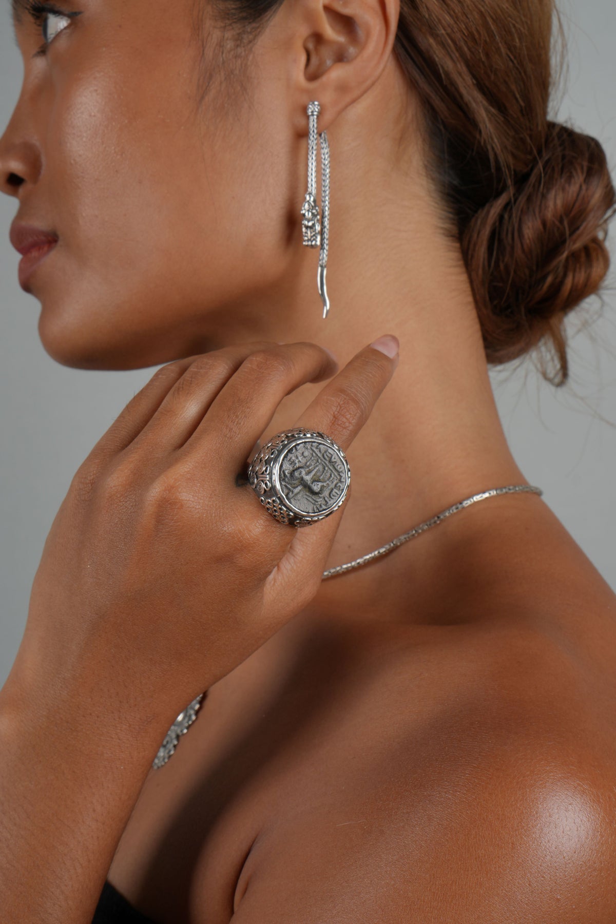 Anillo artesanal hecho a mano con plata de ley y moneda antigua del imperio Kushan. Tamaño 15 Diámetro moneda 2 cm Peso 36 g Ring hand made with sterling silver and old coin from Kushan Empire. Lula Máiz