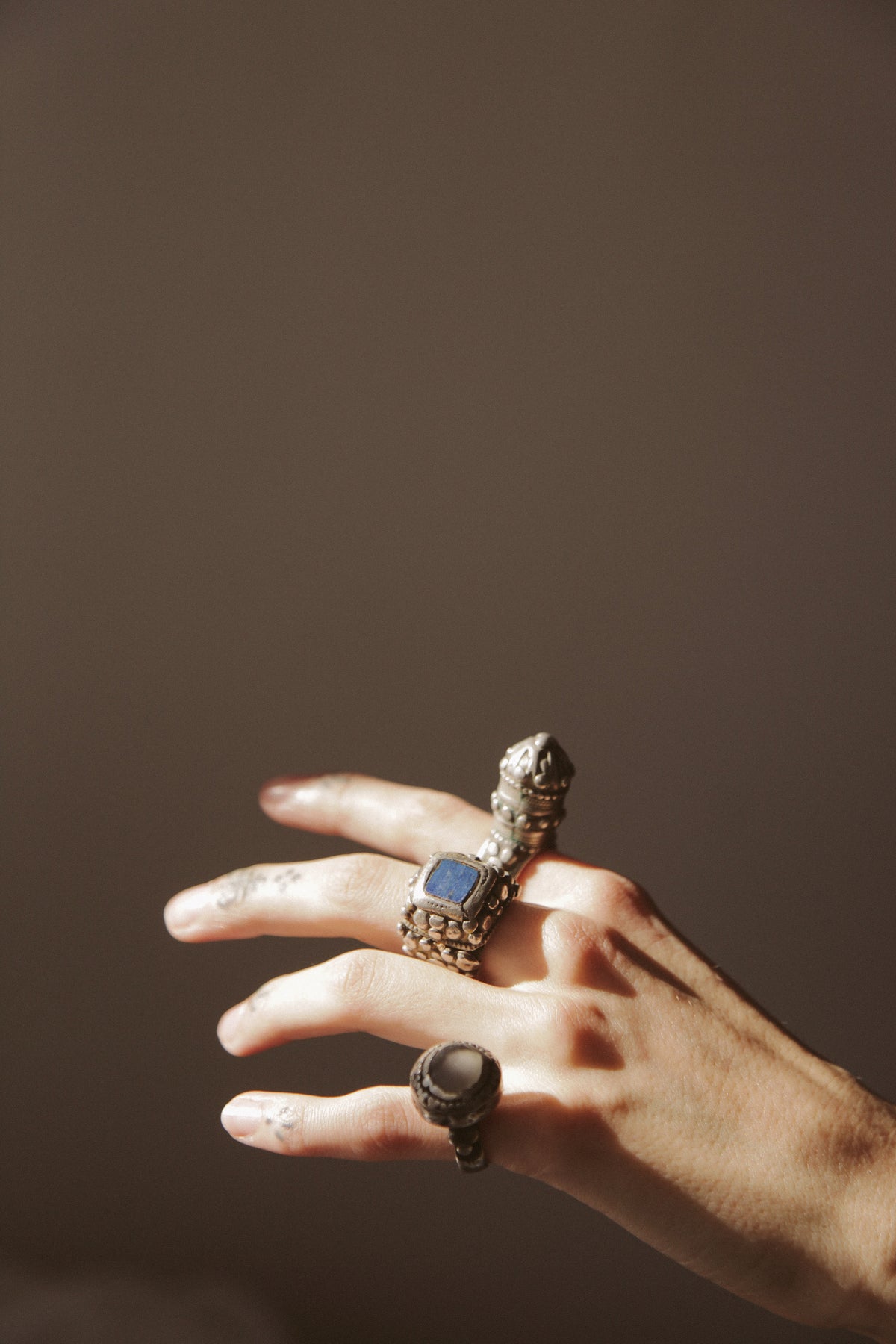 Anillo antiguo de Yemen, hecho artesanalmente con plata y excelente patina.  Tamaño 14 Altura torre 2,5 cm Peso 15 g.Old tower ring. Lula Máiz. Old rings from Yemen