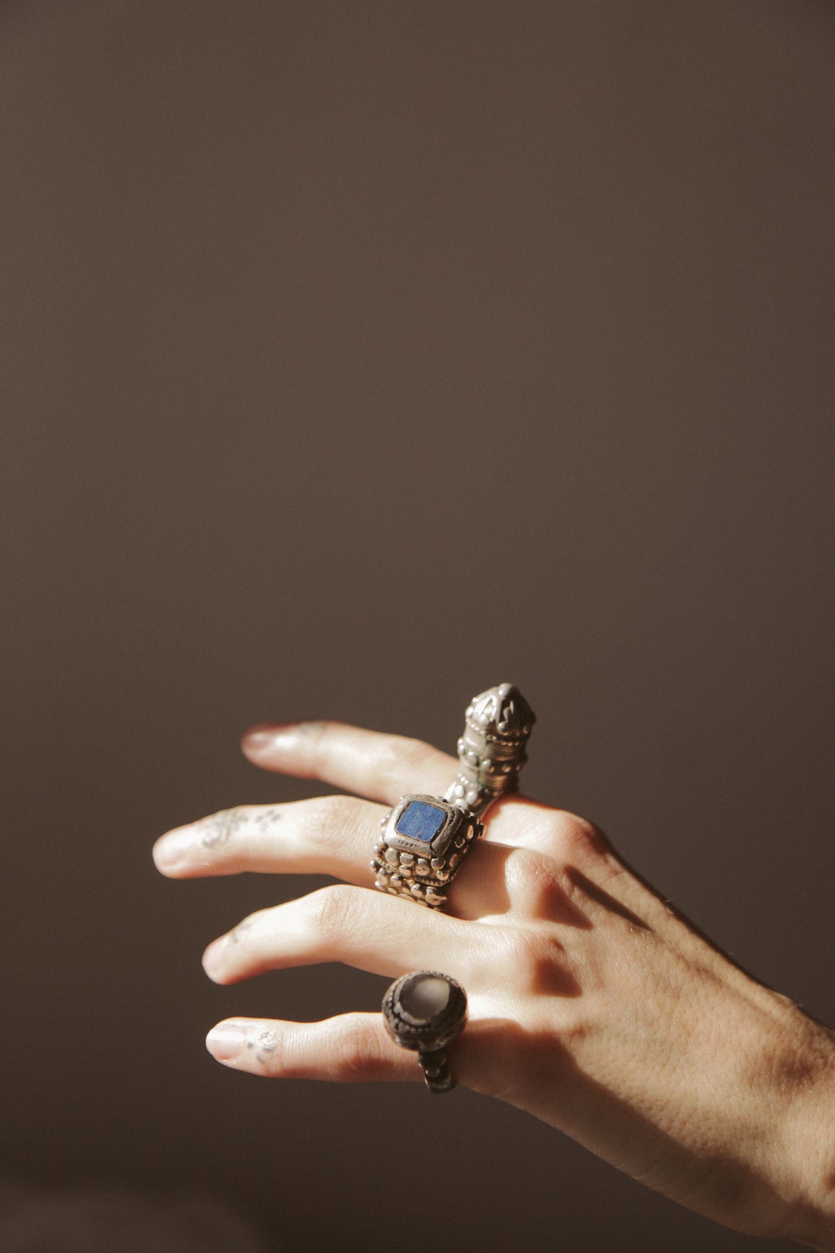 Anillo antiguo de Paquistán hecho a mano con plata y lapislázuli, con excelente patina. Tamaño 13 Peso 18 g Old ring from Pakistan. Old silver ring with lapislazuli. Lula Máiz