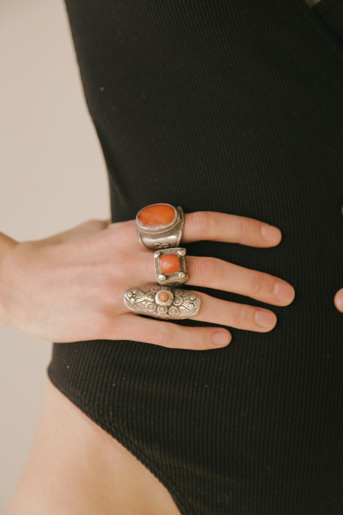 Anillo antiguo hecho a mano con plata y coral, de Yemen. Es una pieza única con un diseño muy particular y una patina extraordinaria. Esta abierto por la parte posterior, seguramente cortado por su propietaria cuando ya no le servía. Longitud 4´5 cm Tamaño 15 ( adaptable) Peso  11 g. Antique silver ring from Yemen. Lula Máiz