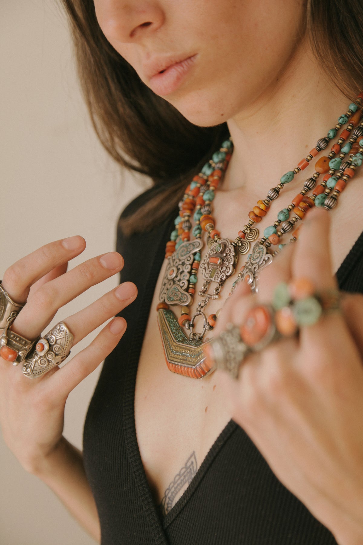 Collar de Tíbet hecho a mano con un maravilloso detalle en el labrado de la plata( representando dos mariposas en los laterales ) engarzado con cuatro vueltas de cuentas de plata, bronce, coral, turquesa, y ámbar,  gemas favoritas de la joyería tradicional tibetana. El cierre con coral y turquesa. Longitud 55 cm Peso  190 g.Tibetan necklace.