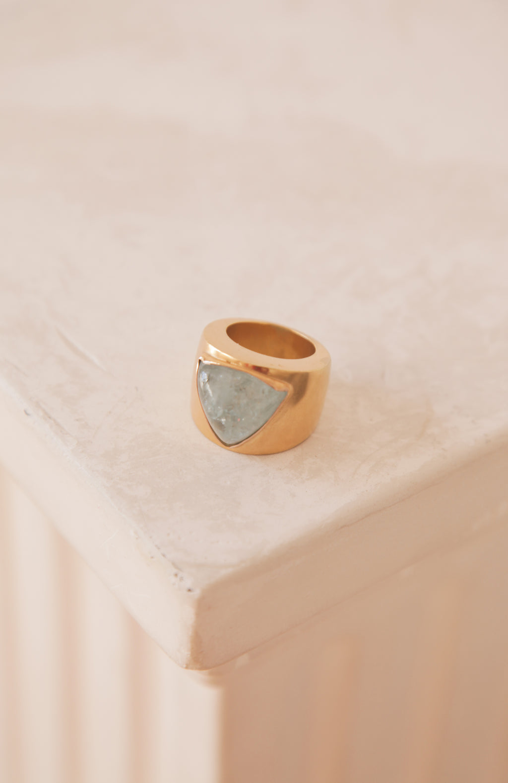 Anillo artesanal hecho a mano con oro de 18 k y aguamarina triangular. Tamaño 15 Peso 19 g. Ancho 22 mm Handcrafted gold ring with aquamarine. Lula Máiz