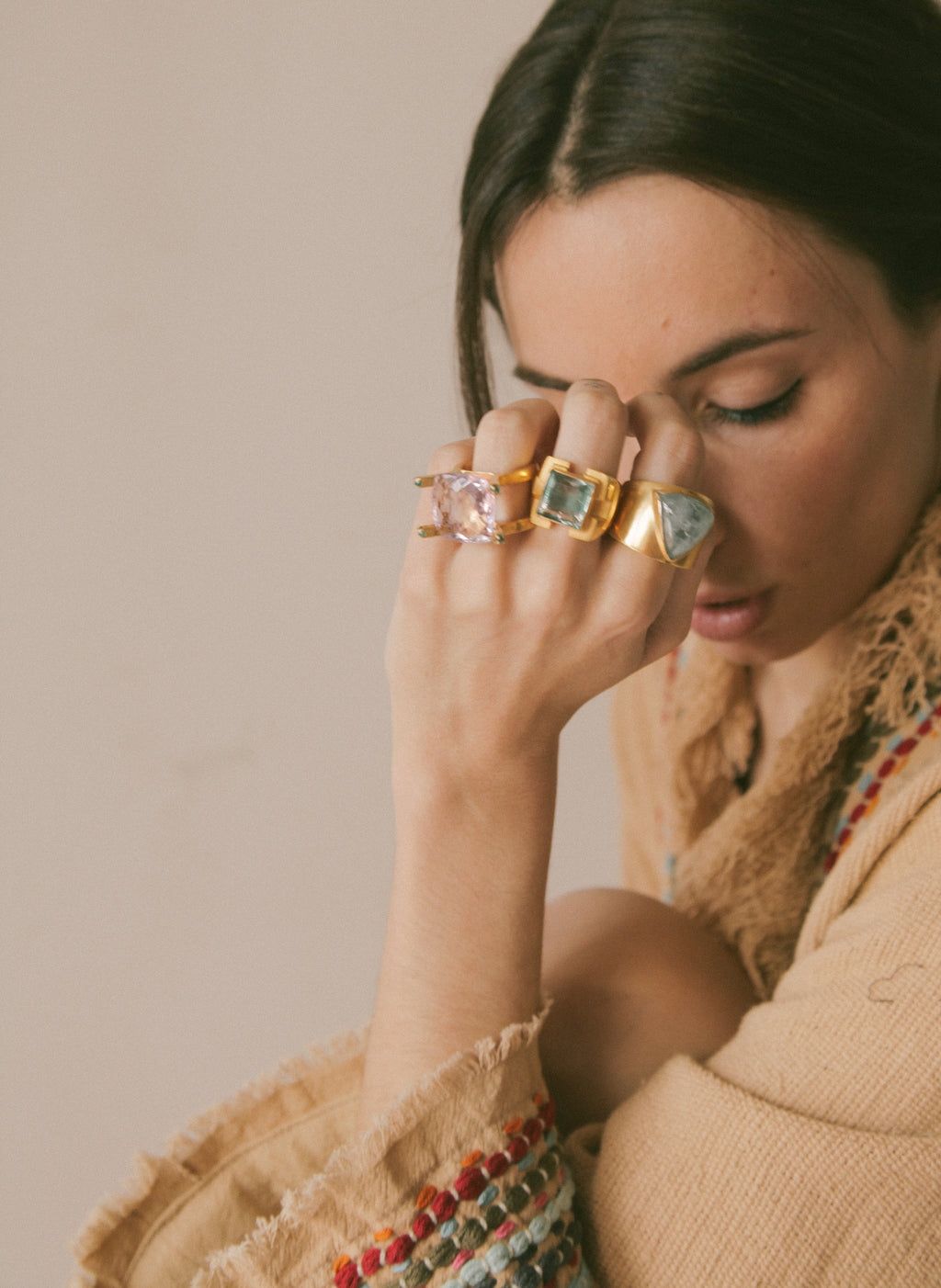 Anillo artesanal hecho a mano con oro de 18 k y aguamarina triangular. Tamaño 15 Peso 19 g. Ancho 22 mm Handcrafted gold ring with aquamarine. Lula Máiz