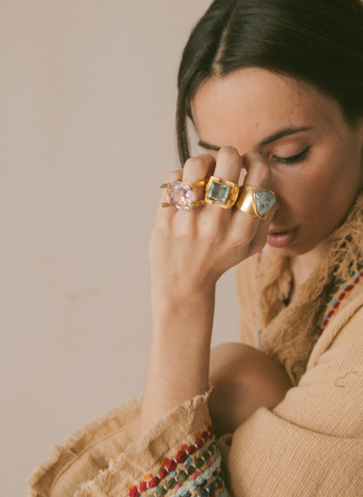 Anillo artesanal hecho a mano con oro de 18 k y aguamarina triangular. Tamaño 15 Peso 19 g. Ancho 22 mm Handcrafted gold ring with aquamarine. Lula Máiz