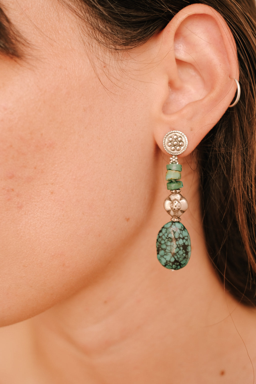 Pendientes con turquesas tibetanas y cuentas de plata antiguas de Paquistán. Los tops son contemporáneos , de plata de ley y cierre de presión con mariposas. Longitud 6 cm Ancho máximo 1´5 cm Peso 12´5 g. Earrings with old tibetan turquoise.