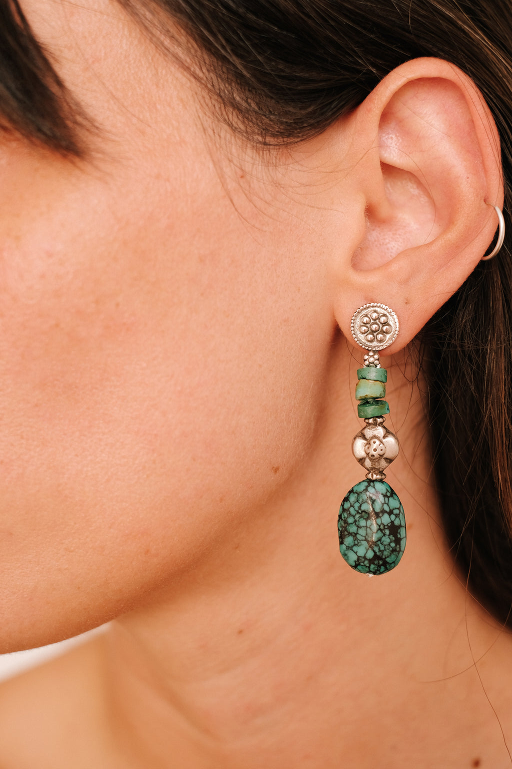 Pendientes con turquesas tibetanas y cuentas de plata antiguas de Paquistán. Los tops son contemporáneos , de plata de ley y cierre de presión con mariposas. Longitud 6 cm Ancho máximo 1´5 cm Peso 12´5 g. Earrings with old tibetan turquoise.