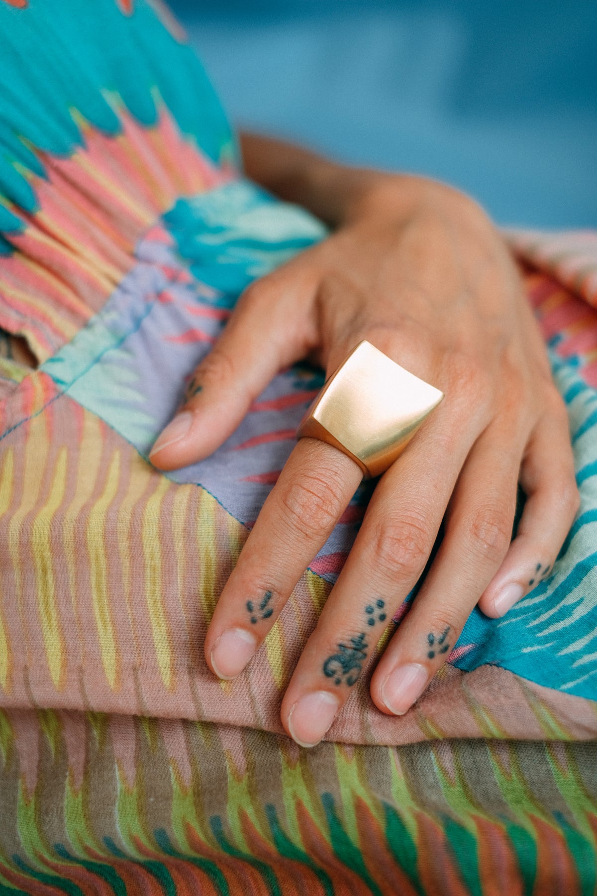 Anillo artesanal hecho a mano con plata de ley y baño de oro mateado. Tamaño 20 Peso 19 g. Hand made ring. Contemporary ring. Lula Máiz