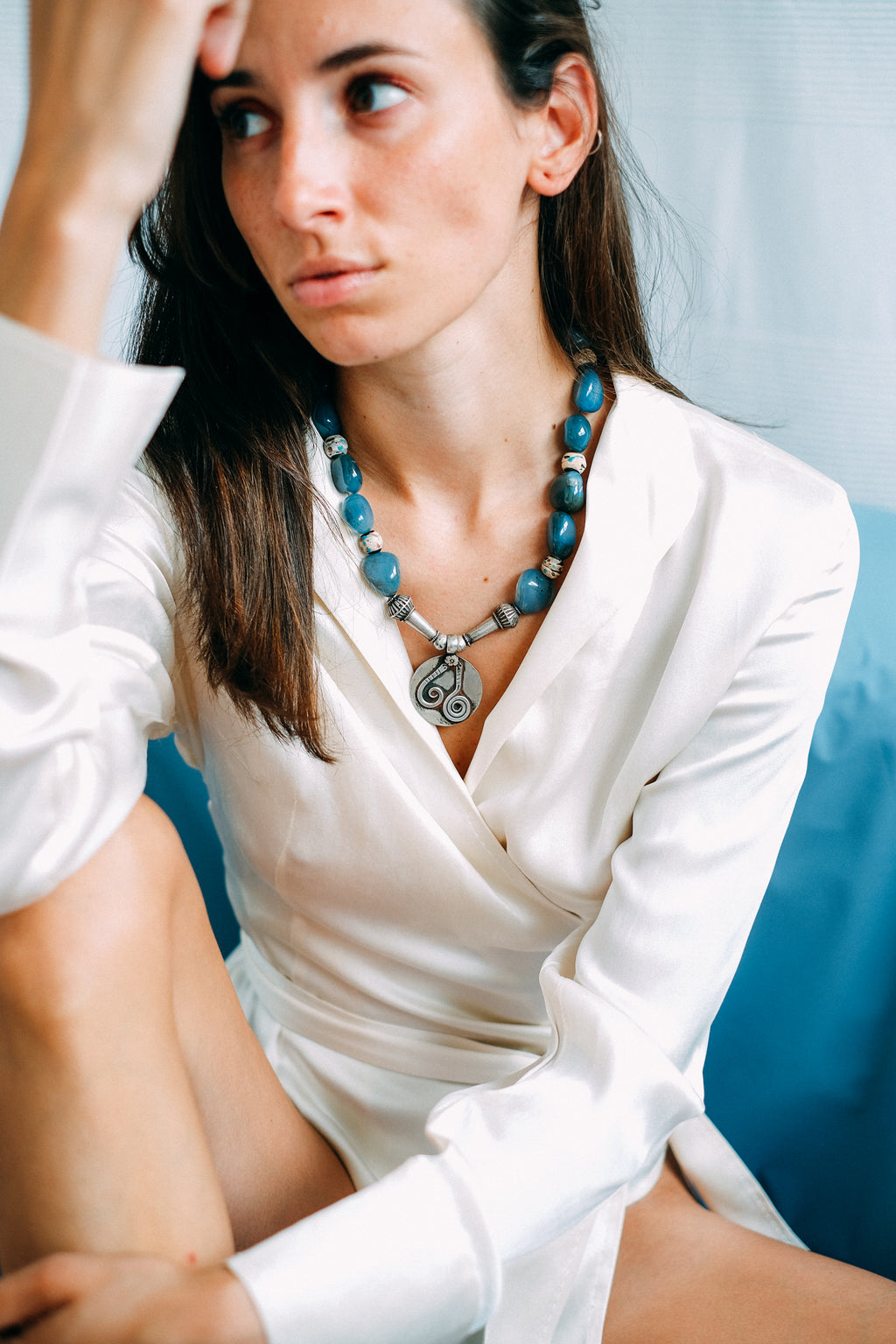 Collar con colgante antiguo artesanal de India, hecho con plata y dos serpientes que en el hinduismo representan la eternidad y se consideran protectoras de la vida y el universo. Combinado en esta pieza única de Lula Máiz con calcedonias y cuentas de vidrio de Murano antiguas. One of a kind by Lula Máiz