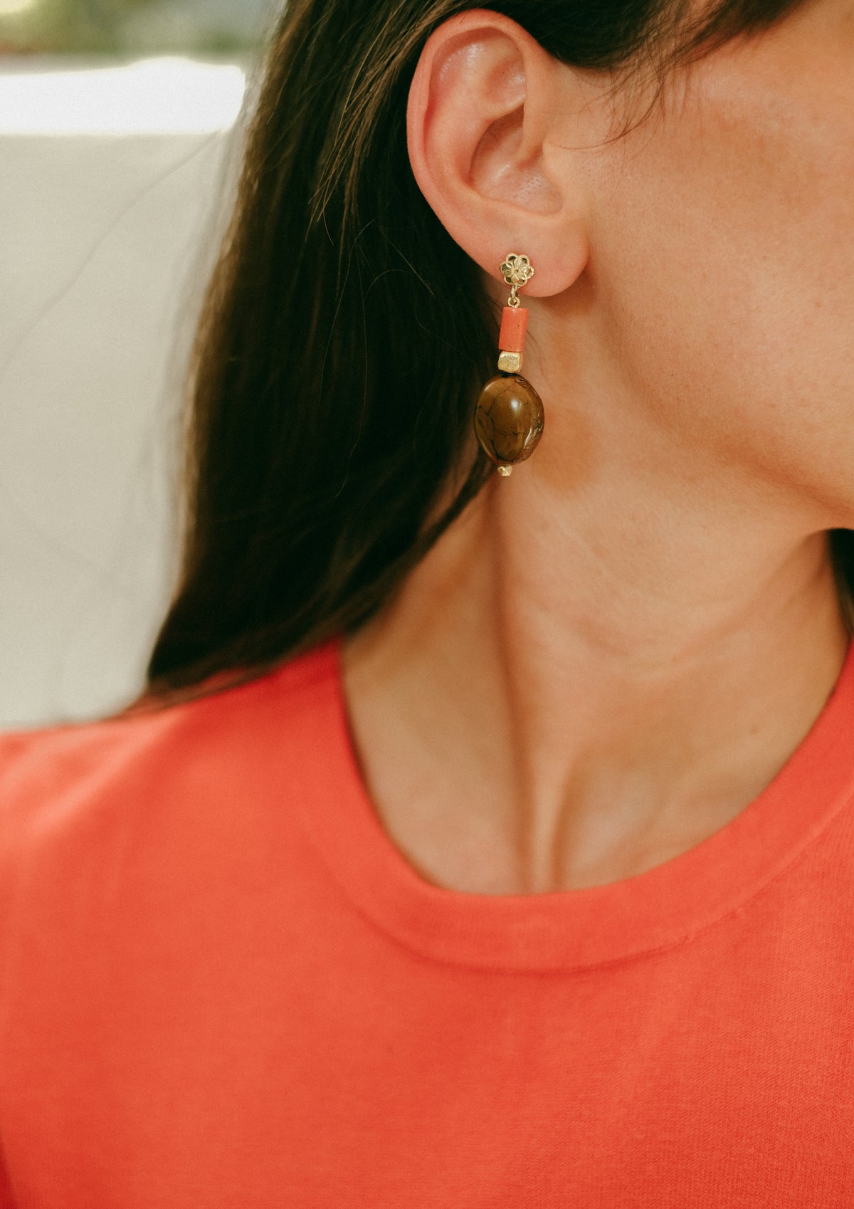 Pendientes artesanales con corales y turquesas antiguos tibetanos y plata de ley con baño de oro mateado. Cierre contemporáneo  de presión con mariposa. Pieza única, diseño de Lula Máiz. Longitud 5 cm. Peso 15 g. HAND MADE EARRINGS WITH CORAL AND TIBETAN TURQUOISE. 