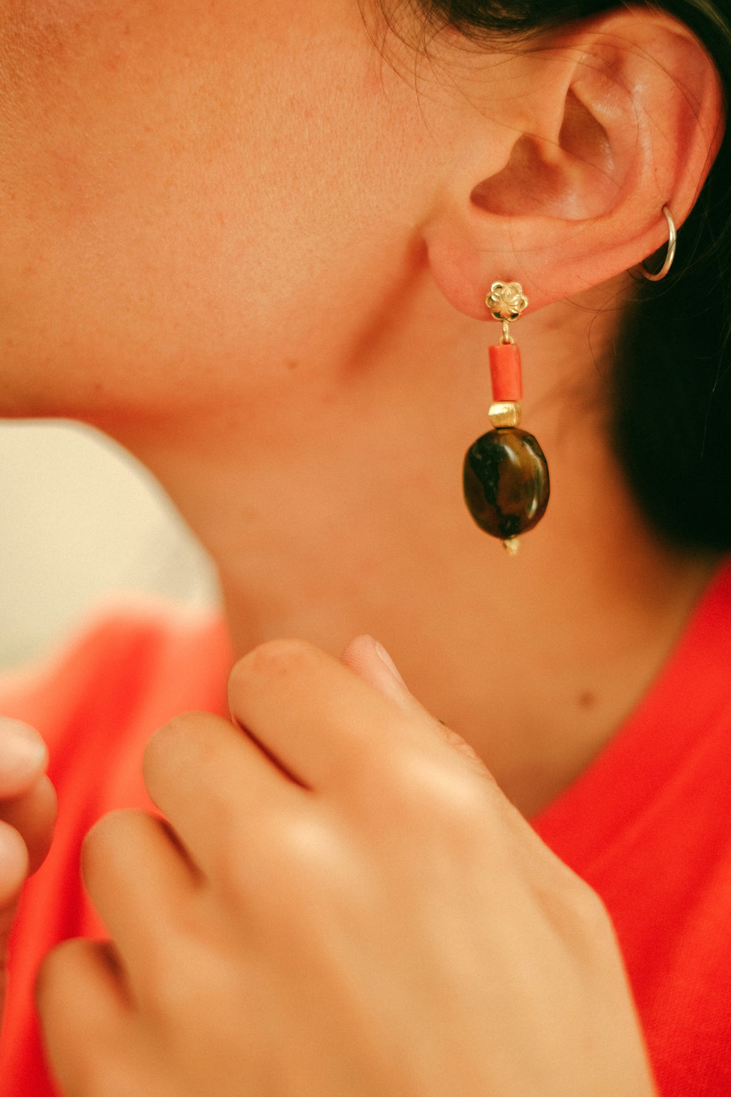 Pendientes artesanales con corales y turquesas antiguos tibetanos y plata de ley con baño de oro mateado. Cierre contemporáneo  de presión con mariposa. Pieza única, diseño de Lula Máiz. Longitud 5 cm. Peso 15 g. HAND MADE EARRINGS WITH CORAL AND TIBETAN TURQUOISE. 