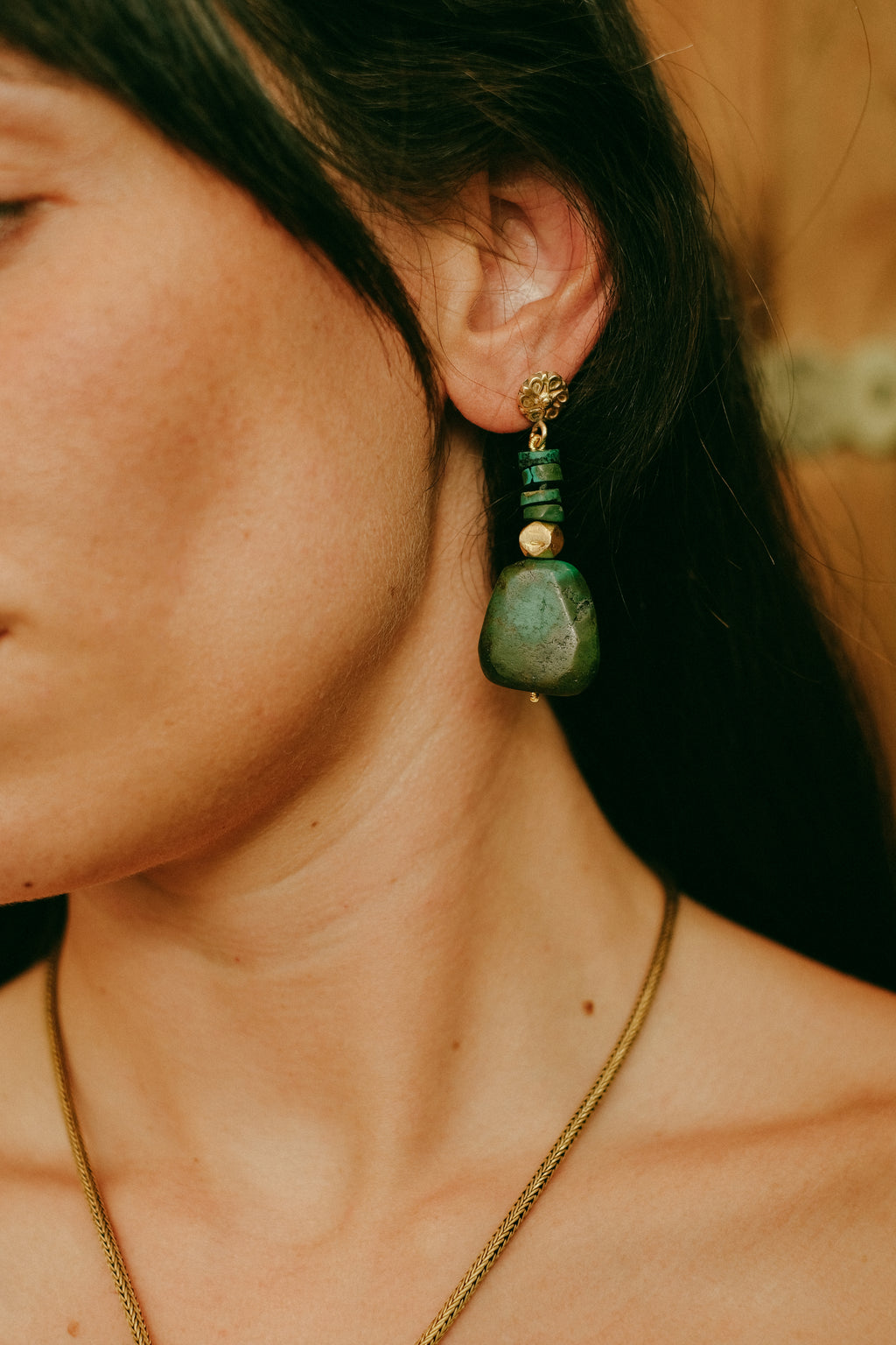Pendientes artesanales hechos a mano con turquesas tibetanas y cuentas de plata de ley con baño de oro. El top es de presión y mariposa en la parte posterior, también de plata de ley dorada. Longitud 5,5 cm Peso 16 g Earrings hand made with tibetan turquoise and gold plated silver. Lula Máiz
