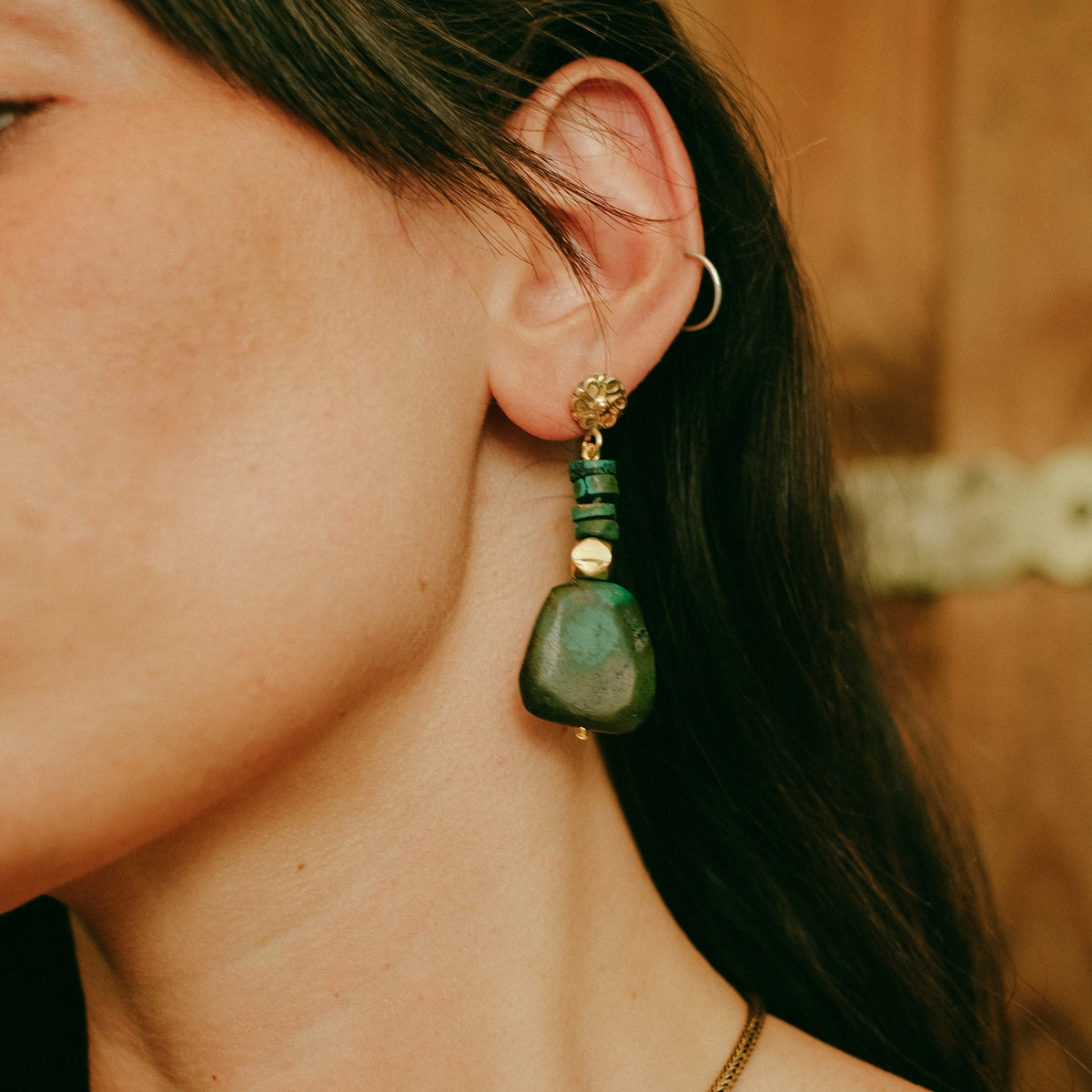 Pendientes artesanales hechos a mano con turquesas tibetanas y cuentas de plata de ley con baño de oro. El top es de presión y mariposa en la parte posterior, también de plata de ley dorada. Longitud 5,5 cm Peso 16 g Earrings hand made with tibetan turquoise and gold plated silver. Lula Máiz
