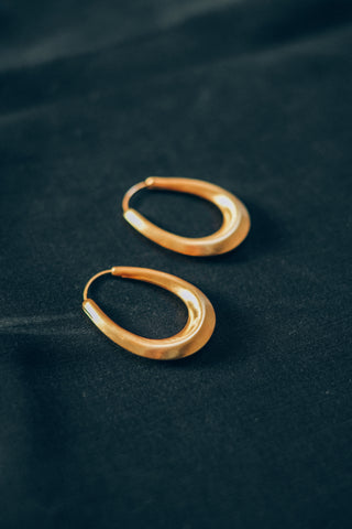 Pendientes artesanales hechos a mano con plata de ley y baño de oro mateado. Medidas 4 cm x 2´5 cm Peso 12 g. Hand made earrings. Lula Máiz