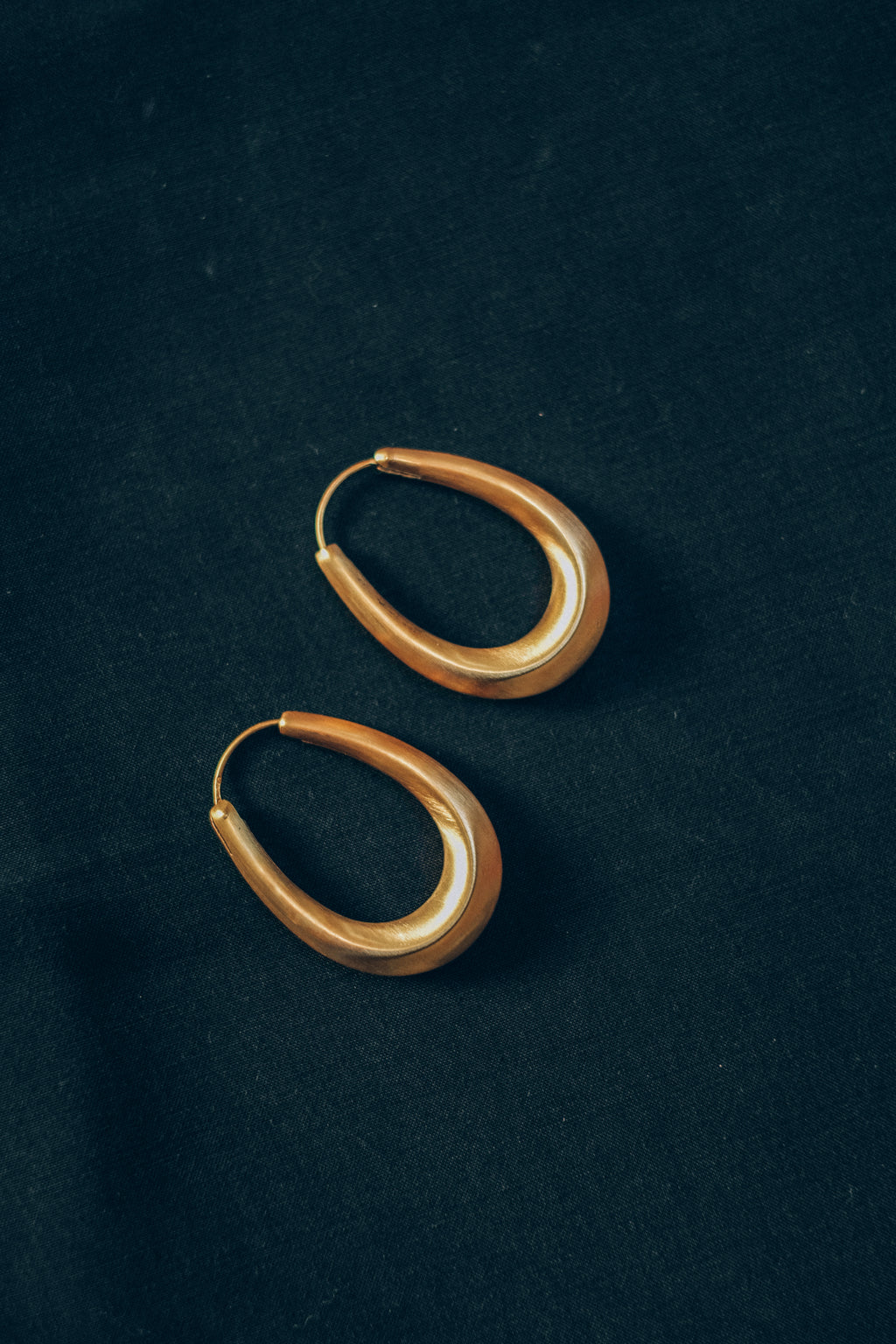 Pendientes artesanales hechos a mano con plata de ley y baño de oro mateado. Medidas 4 cm x 2´5 cm Peso 12 g. Hand made earrings. Lula Máiz