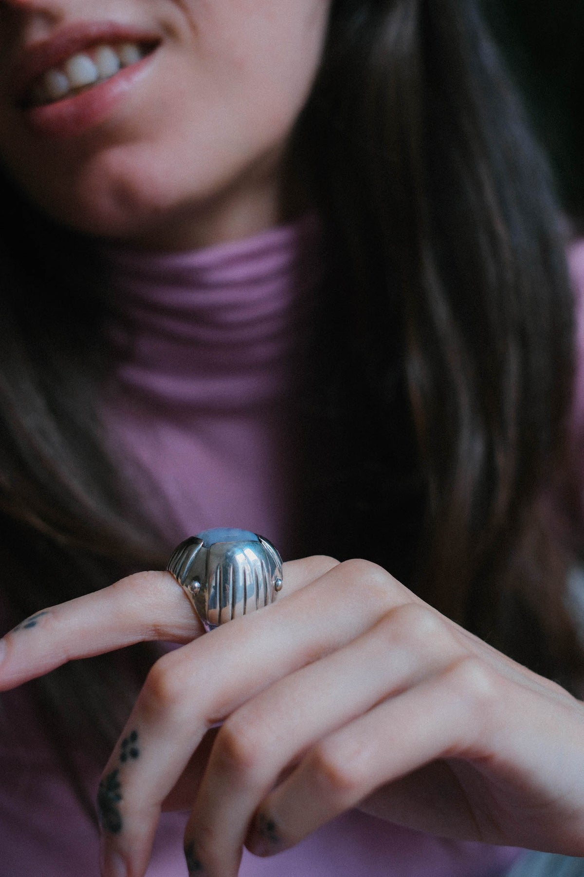 Anillo artesanal hecho a mano con plata de ley y cabujón de ágata de lazo azul. Tamaño 15 Peso 42 g. Chunky silver rings. Big rings with blue lace agate. Lula Maiz
