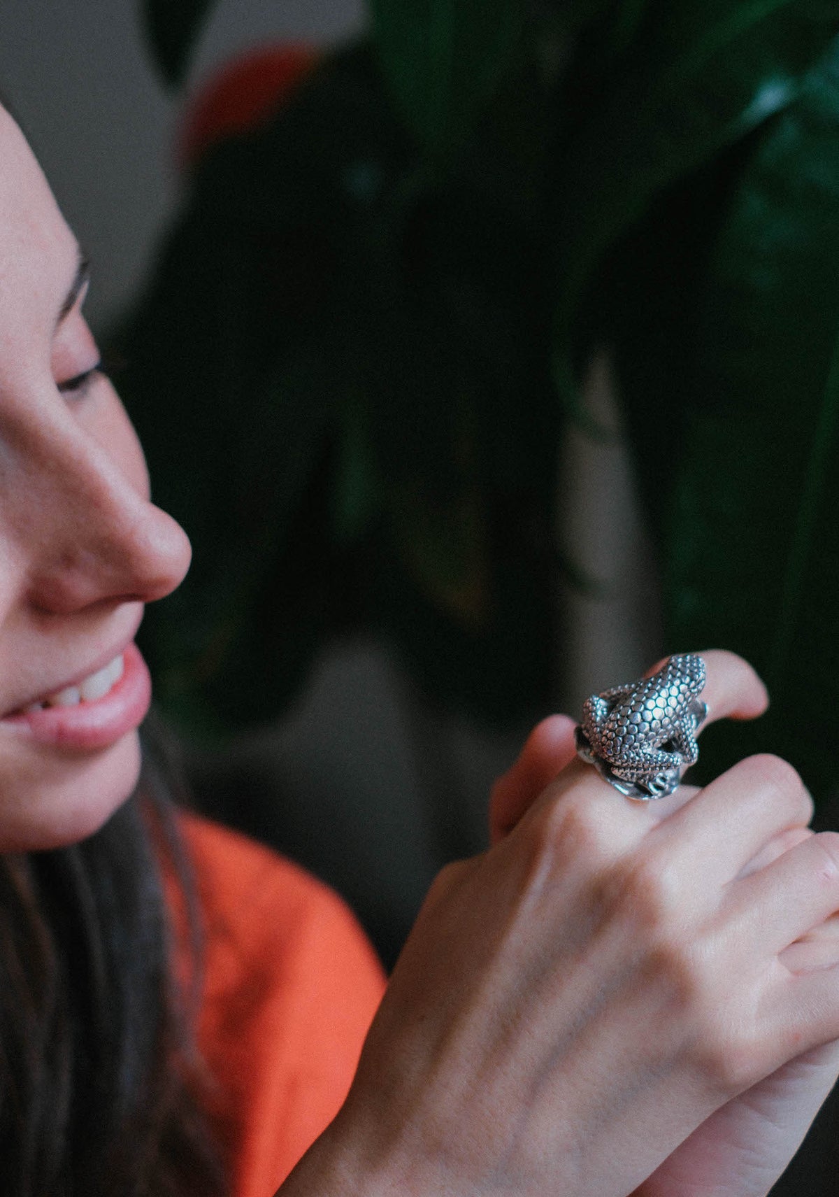 Anillo artesanal hecho a mano con plata de ley y forma de rana sobre una hoja. Tamaño 15 / 22 Peso 25 g. Handcrafted silver ring. Frog rings. Lula Máiz