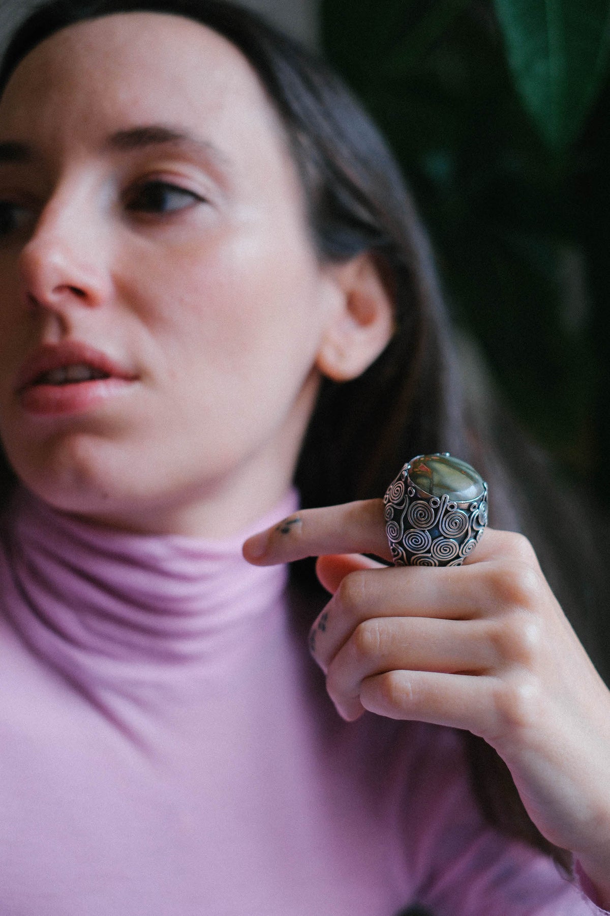 Anillo artesanal hecho a mano con plata de ley, gran cabujón de jaspe imperial y diseño de la comunidad uigur de Kashgar,  importante centro en la ruta de la seda. Tamaño 17 Piedra  25 mm x 25 mm XL ring with imperial jasper. Lula Máiz