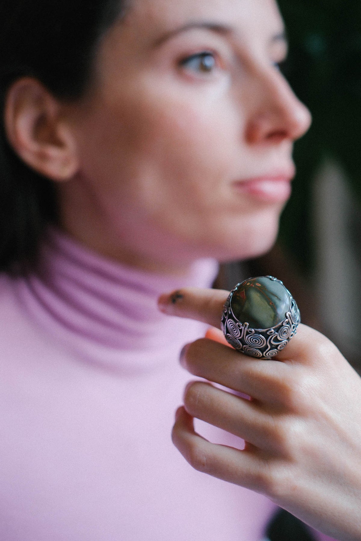 Anillo artesanal hecho a mano con plata de ley, gran cabujón de jaspe imperial y diseño de la comunidad uigur de Kashgar,  importante centro en la ruta de la seda. Tamaño 17 Piedra  25 mm x 25 mm XL ring with imperial jasper. Lula Máiz