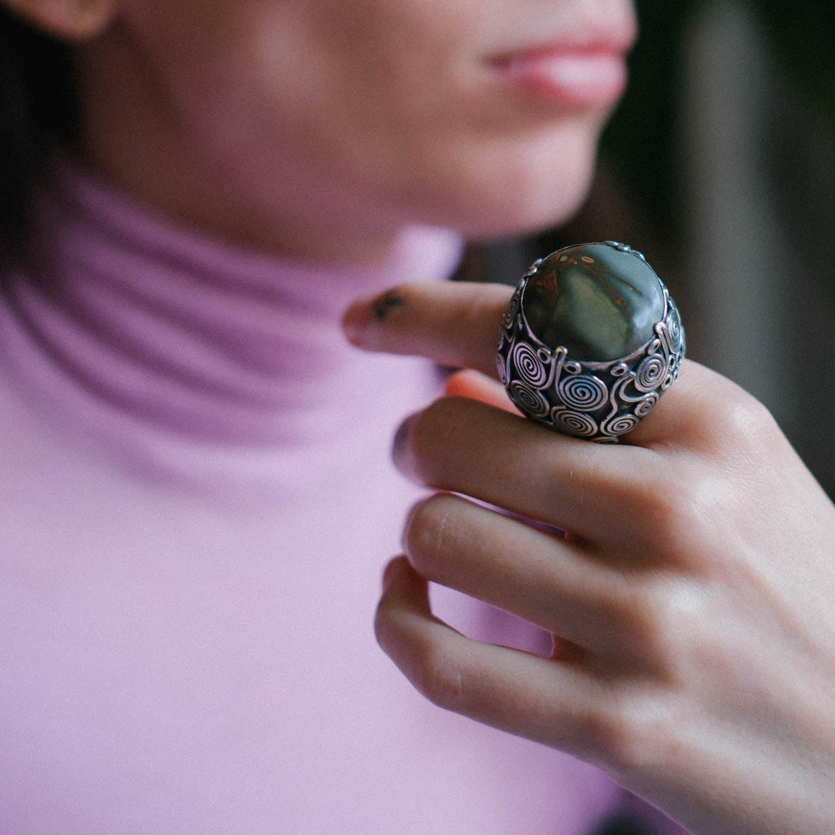 Anillo artesanal hecho a mano con plata de ley, gran cabujón de jaspe imperial y diseño de la comunidad uigur de Kashgar,  importante centro en la ruta de la seda. Tamaño 17 Piedra  25 mm x 25 mm XL ring with imperial jasper. Lula Máiz