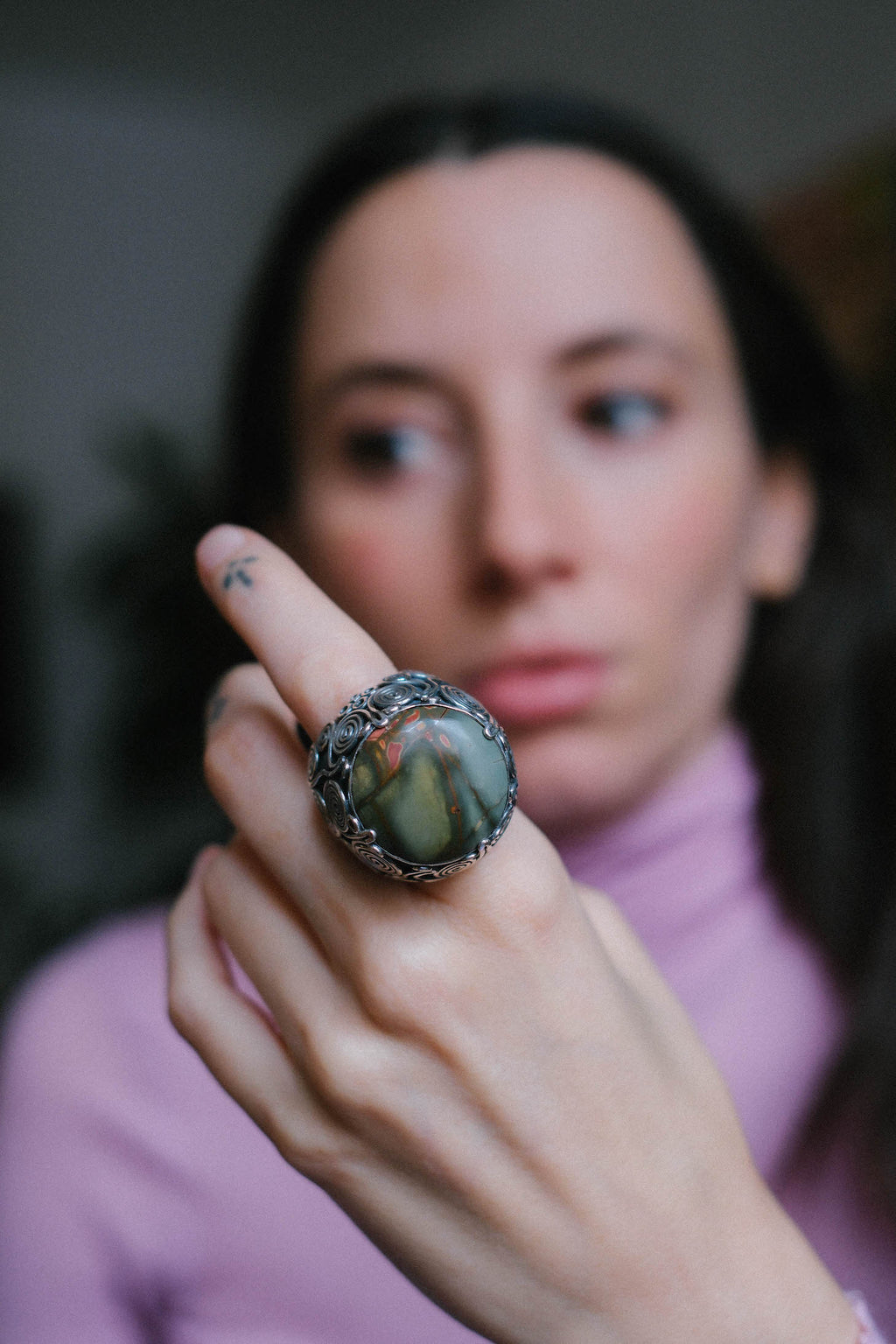 Anillo artesanal hecho a mano con plata de ley, gran cabujón de jaspe imperial y diseño de la comunidad uigur de Kashgar,  importante centro en la ruta de la seda. Tamaño 17 Piedra  25 mm x 25 mm XL ring with imperial jasper. Lula Máiz