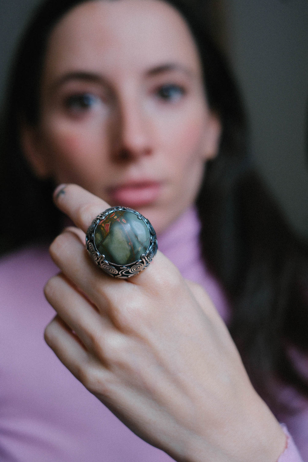 Anillo artesanal hecho a mano con plata de ley, gran cabujón de jaspe imperial y diseño de la comunidad uigur de Kashgar,  importante centro en la ruta de la seda. Tamaño 17 Piedra  25 mm x 25 mm XL ring with imperial jasper. Lula Máiz