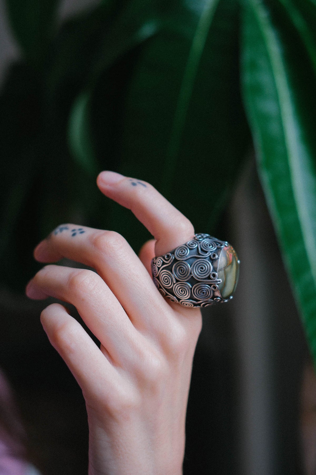 Anillo artesanal hecho a mano con plata de ley, gran cabujón de jaspe imperial y diseño de la comunidad uigur de Kashgar,  importante centro en la ruta de la seda. Tamaño 17 Piedra  25 mm x 25 mm XL ring with imperial jasper. Lula Máiz