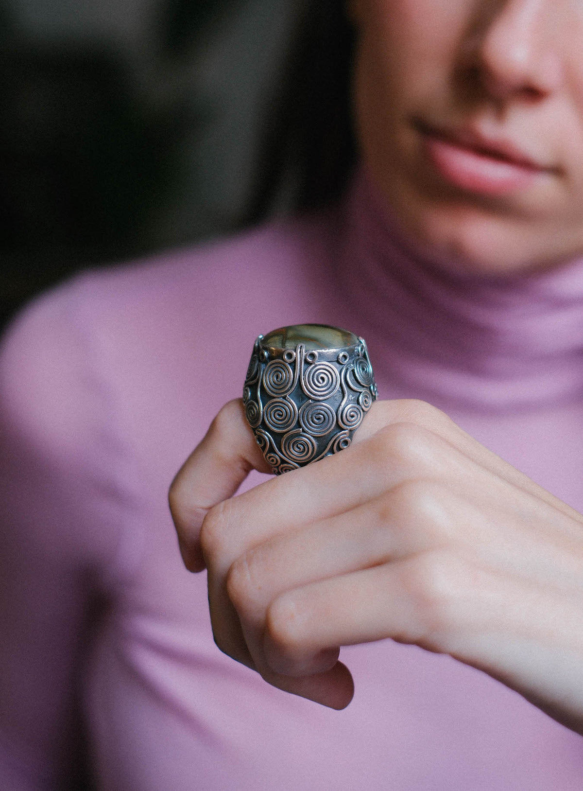 Anillo artesanal hecho a mano con plata de ley, gran cabujón de jaspe imperial y diseño de la comunidad uigur de Kashgar,  importante centro en la ruta de la seda. Tamaño 17 Piedra  25 mm x 25 mm XL ring with imperial jasper. Lula Máiz